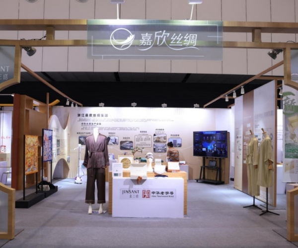 Z6尊龙凯时丝绸亮相首届浙江省历史经典产业展